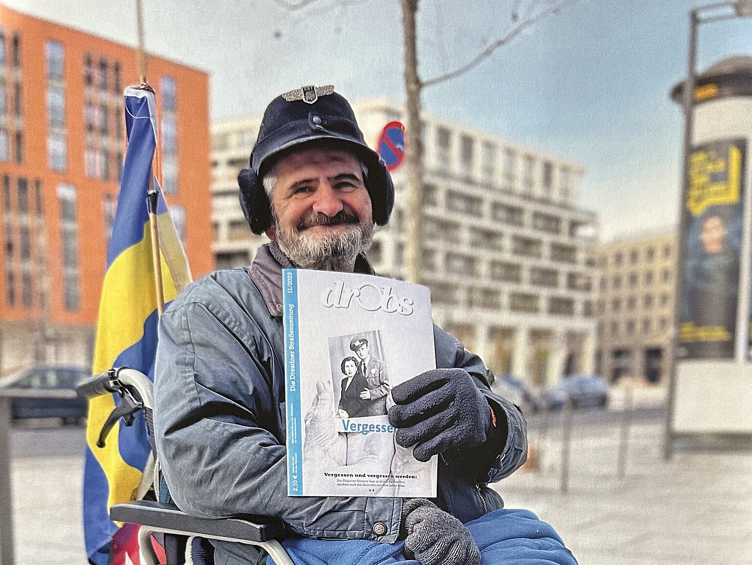 Foto des Verküfers Dimitri, Straßenverkäufer des Dresdner Straßenmagazins "drobs". – 